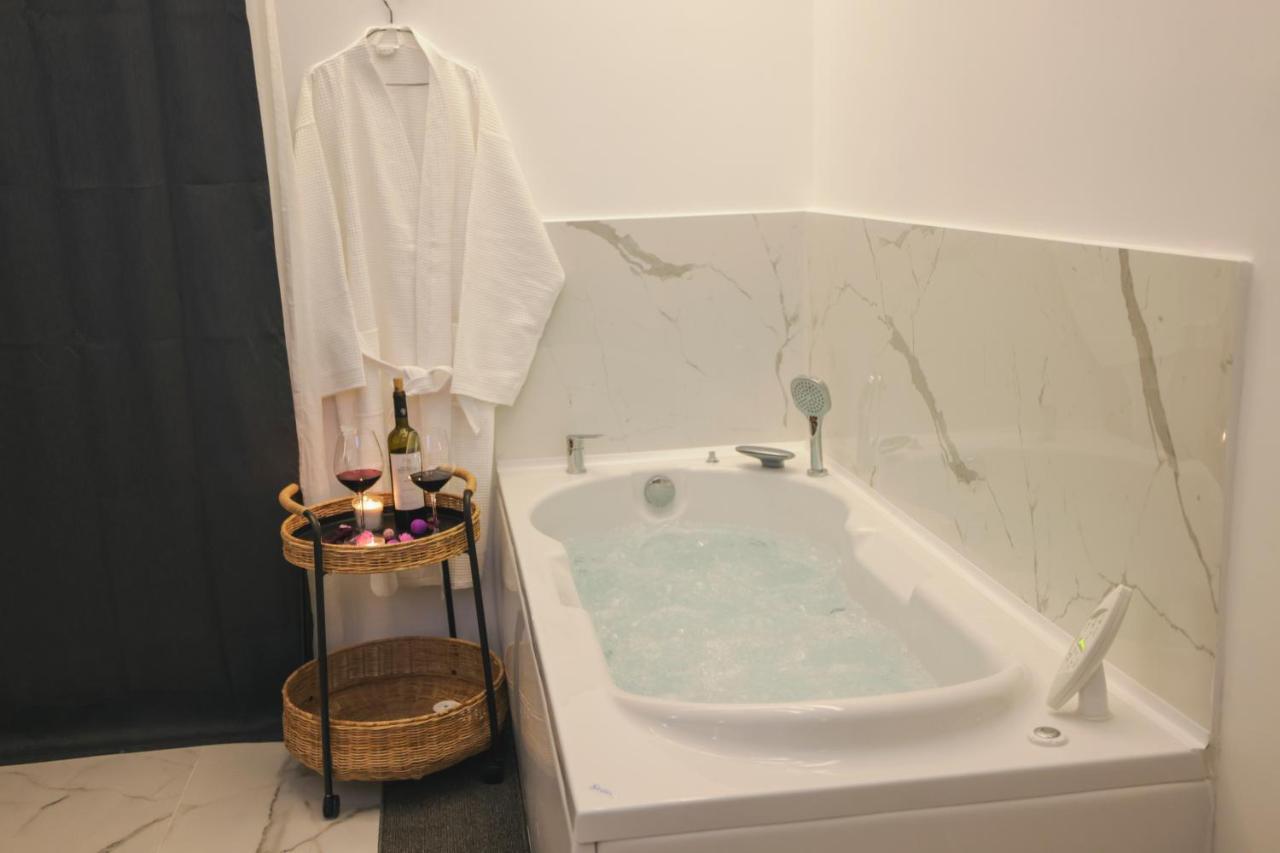 Apollo 2 Bd Jacuzzi Suite Athens Exterior photo