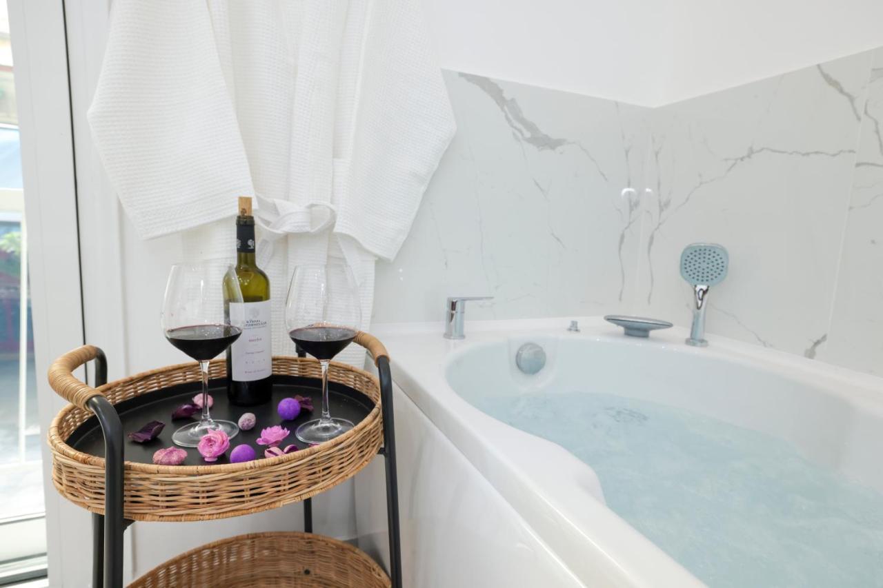 Apollo 2 Bd Jacuzzi Suite Athens Exterior photo